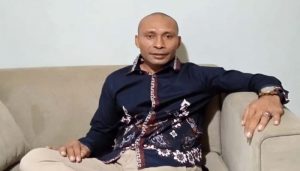 JOHN BAJAWA 1 DUDUK DI SOFA