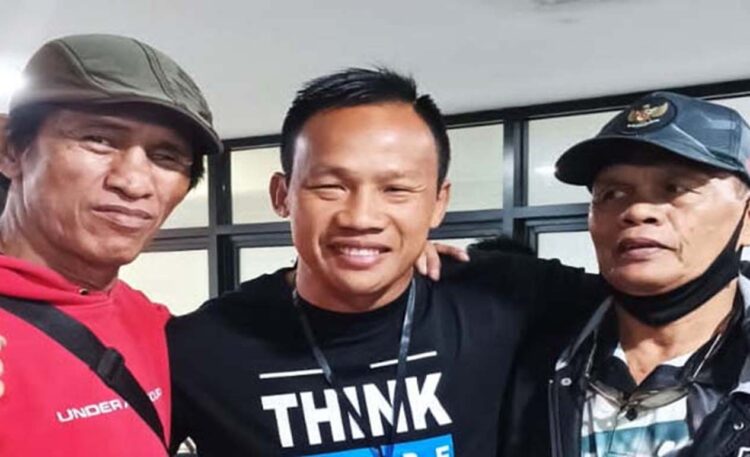 Senator Daud Yordan bersama mantan petinju Zulfren Saragih (kiri) dan Syaripudin Lado (kanan). (Foto: Istimewa)