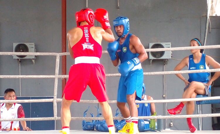 Pemegang medali emas kelas ringan PON Papua 2020 Matius Mandiangan (biru) saat menghadapi harapan muda Asriudin Tapalaola di HS Boxing Camp Ciseeng, Rabu, 28 Agustus 2024. (Foto: Finon Manullang)