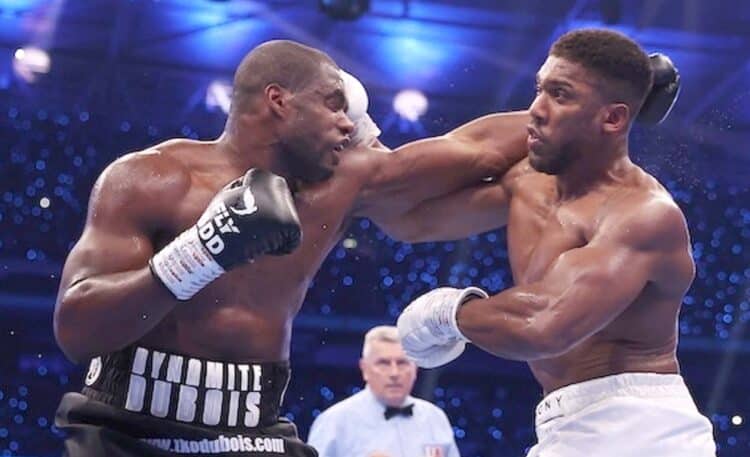 Laga mendebarkan Daniel Dubois versus Anthony Joshua, ditutup dengan KO ronde 5 yang sudah berjalan 59 detik. (Foto: Mark Robinson / Matchroom Boxing / Boxing Scene)