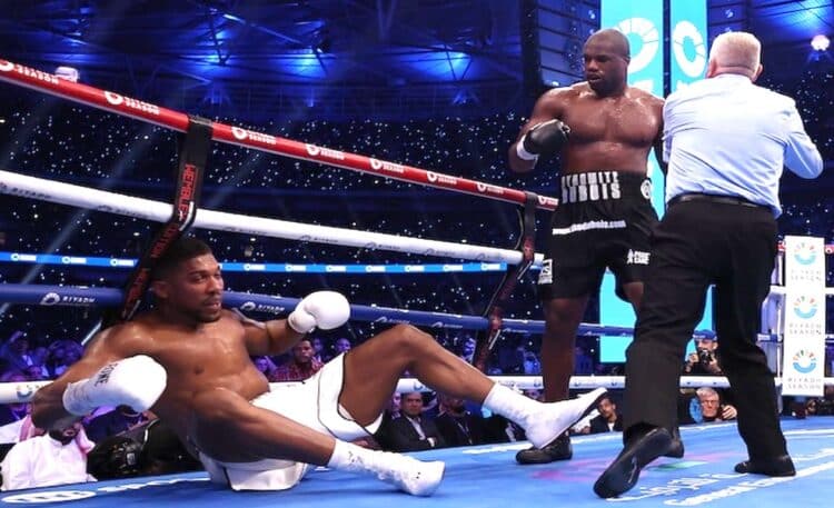 Daniel Dubois menjatuhkan Anthony Joshua. (Foto: Mark Robinson / Boxing Scene)