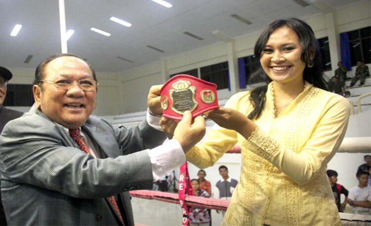 Di masa hidupnya, tokoh tinju Ebert Hutagalung memberikan sabuk special sebagai penghargaan kepada promotor Cindy Engkeng di Balai Prajurit, Cilandak, Jakarta. (Foto: Ronde Aktual)