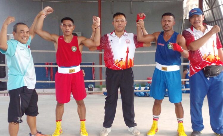 Pelatih Husni Ray, petinju Asriudin Tapalaola, pelatih Sam asal Thailand, petinju Matius Mandiangan, dan pelatih Erwin Tobing, usai latih tanding di HS Boxing Camp Ciseeng. (Foto: Ronde Aktual)