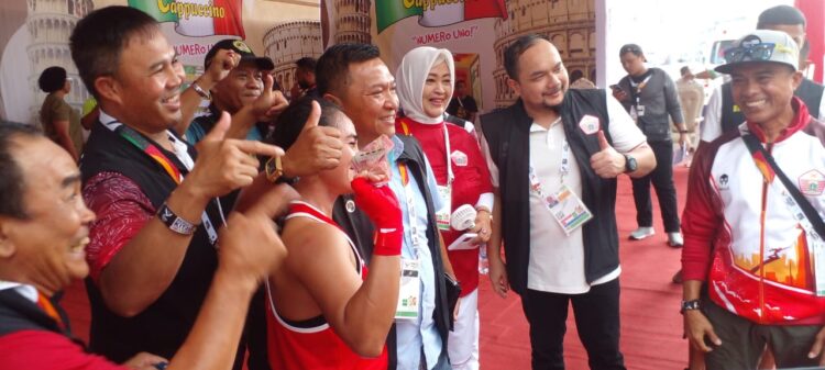 Tinju Jakarta bersama Fahira Idris (merah) dan Alwin Rahadian di Pematangsiantar.