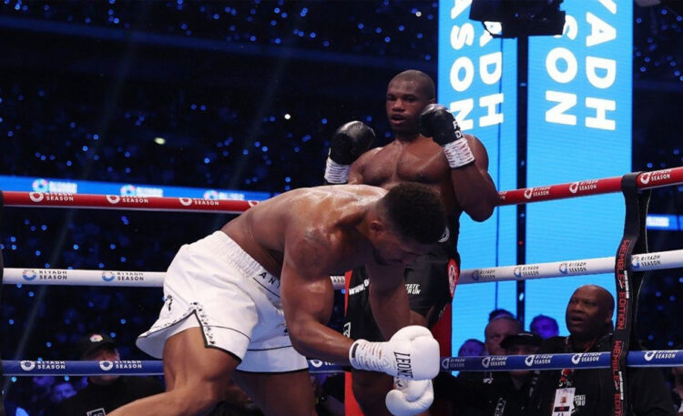 Detik-detik Daniel Dubois menjatuhkan Antony Joshua. (Mark Robinson / Fightnews)