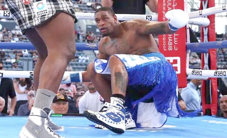 Kelas berat Jared Anderson tumbang dihantam Martin Bakole dalam perebutan gelar NABF WBO International di BMO Stadium, Los Angeles, 3 Agustus 2024. (Foto: Mark Robinson/Matchroom Boxing)