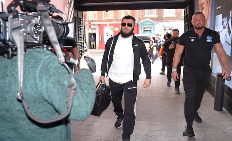 Artur Beterbiev berjalan di Arab Saudi sebelum konferensi pers terakhir. (Foto: Queensberry Promotions/Boxing Scene)