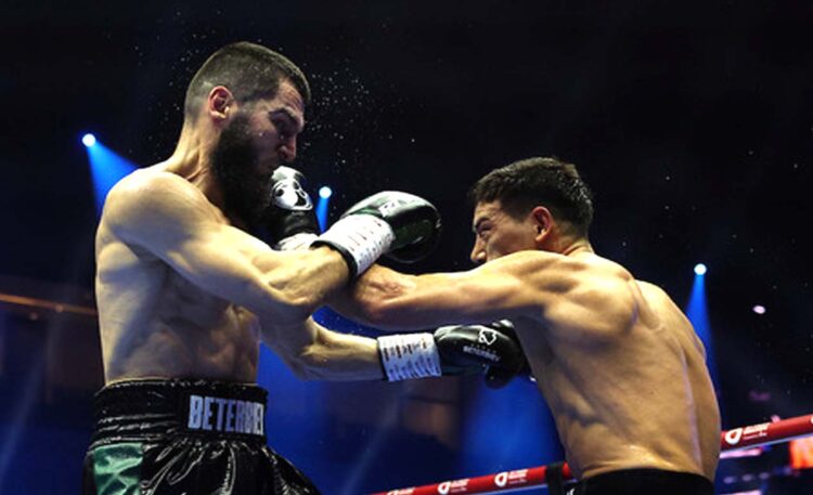 Artur Beterbiev (kiri) versus Dmitry Bivol di Arab Saudi, Sabtu malam, 12 Oktober 2024. Beterbiev menang mayoritas. (Mikey Williams/Top Rank/Boxing Scene)