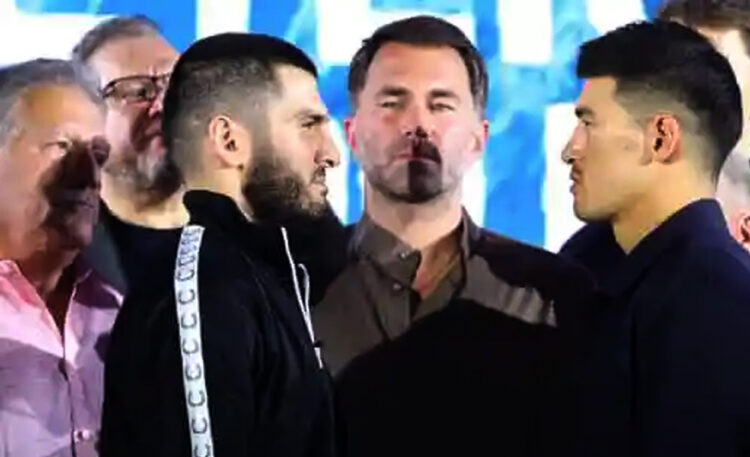 Promotor Eddie Hearn berada di tengah antara Artur Beterbiev dan Dmitry Bivol. Laga akan disiarkan ESPN+ langsung dari Kingdom Arena, Sabtu malam atau Minggu subuh WIB. (Foto: Mikey Williams/Top Rank/Fightnews)