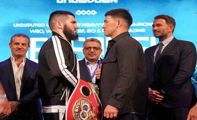 Artur Beterbiev versus Dmitry Bivol untuk kelas berat ringan 12 ronde kali 3 menit. (Queensberry Promotions / Boxing Scene)