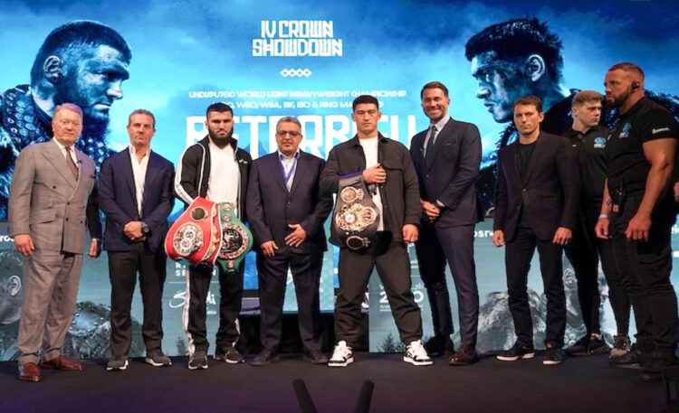 Dua juara kelas berat ringan; Artur Beterbiev (IBF/WBC/WBO) dan Dmitry Bivol (WBA/IBO), akan bertarung 12 ronde kali 3 menit di Arab Saudi, 12 Oktober 2024. (Foto: Queensberry Promotions/Boxing Scene)