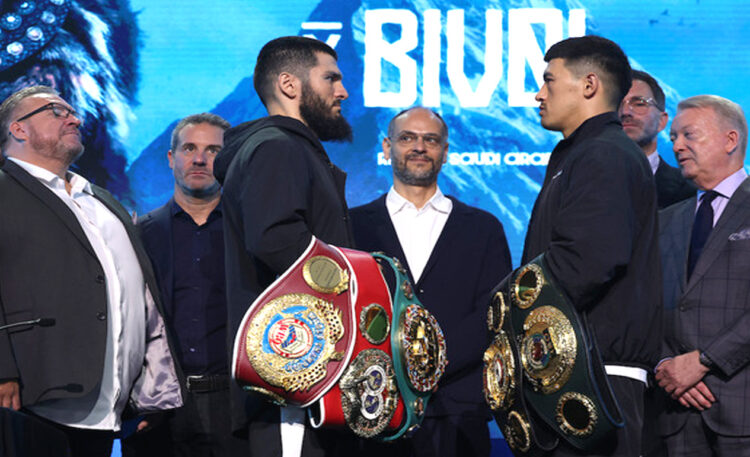 Artur Beterbiev dan Dmitry Bivol akan menjalani pertarungan unifikasi kelas berat ringan 12 ronde kali 3 menit di Arab Saudi, Sabtu, 12 Oktober 2024. (Boxing Scene)