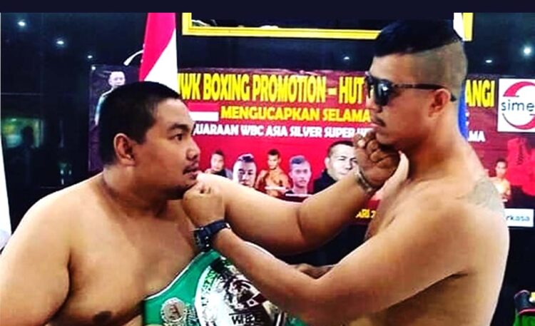 Kelas berat Indonesia antara David Koswara (kiri) versus Satria Antasena. Sempat berkelahi saat konferensi pers di Bandung, 20 Januari 2019. (Foto: Finon Manullang)