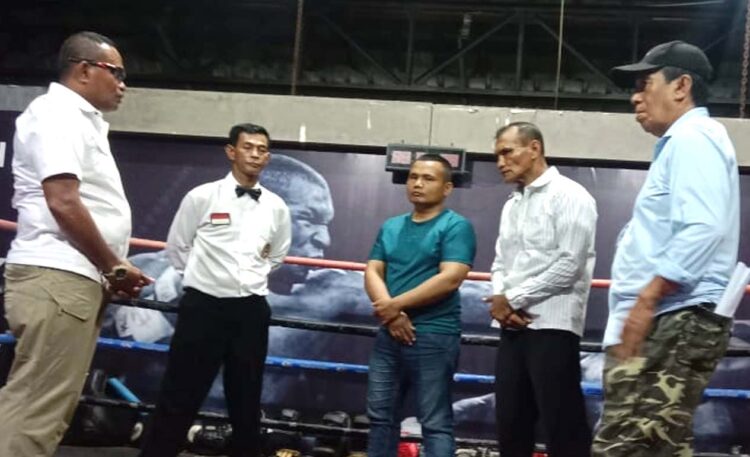 Tiga mantan petinju (Jimmy Puaha, Hari Hutagalung, dan Hasan Boga) mendapat pembekalan wasit/hakim di Bulungan Boxing Camp Jakarta. (Foto: Istimewa)