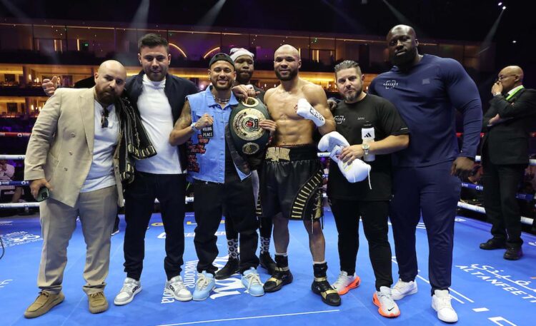 Petinju top Inggris, Chris Eubank Jr berhasil merebut gelar kosong IBO kelas menengah. (Boxing Scene)