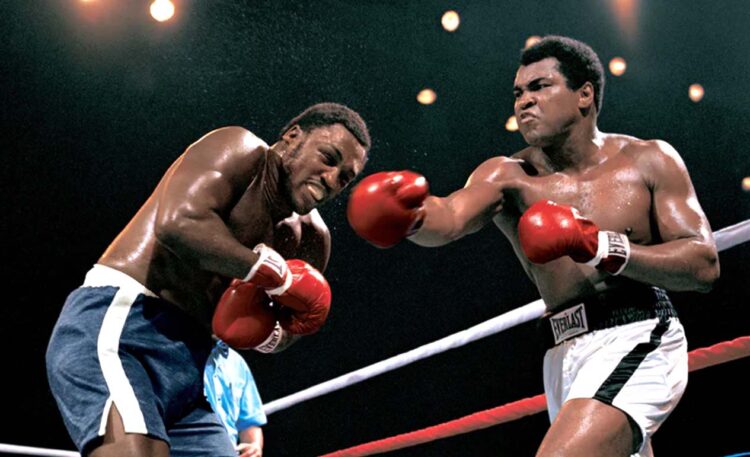 Pertarungan paling diingat sepanjang sejarah kelas berat antara Joe Frazier (kiri) melawan Muhammad Ali perebutan gelar WBA dan WBC di Araneta Coliseum, Quezon City, Filipina, 1 Oktober 1975. (Foto: Dok)