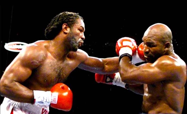 Evander Holyfield (kanan) versus Lennox Lewis dalam pertarungan kelas berat yang sangat bersejarah. (Foto: You Tube)