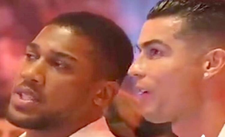 Mantan dua kali juara dunia undisputed kelas berat Anthony Joshua (Inggris) bersama bintang sepakbola Cristiano Ronaldo (Portugal) saat menyaksikan pertandingan unifikasi kelas berat Oleksandr Usyk melawan Tyson Fury di Arab Saudi, 18 Mei 2024.