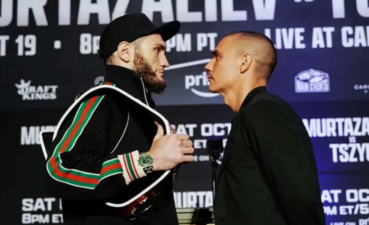 Juara dunia IBF kelas menengah yunior Bakhram Murtazaliev (Rusia) dan penantang Tim Tszyu (Australia) dalam acara face to face menjelang pertarungan Minggu pagi WIB. (Foto:  Joseph Correa / Premier Boxing Champions / Fightmag)