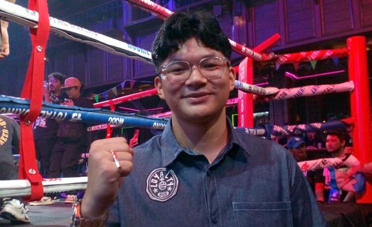 Promotor Sultan Sapta di pinggir ring Rookie Fightf Jakarta, Minggu, 27 Oktober 2024. (Ronde Aktual)