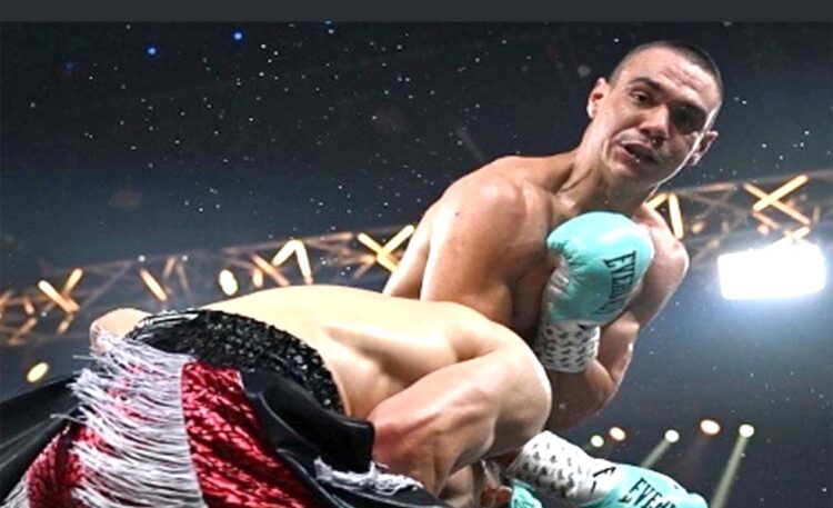 Kemenangan terakhir Tim Tszyu melalui unanimous decision dua belas ronde melawan Brian Mendoza di Gold Coast, Australia, 13 Oktober 2023. (Foto: Zain Mohammed / Boxing Scene)