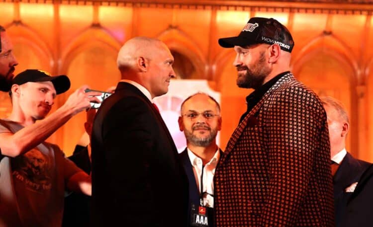 Juara dunia kelas berat Oleksandr Usyk dan penantangnya Tyson Fury tatap muka di London. (Boxing Scene)