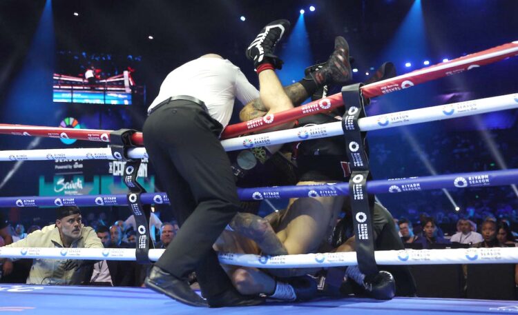 Detik-detik terakhir Ben Whittaker terjatuh dari atas di Arab Saudi, Sabtu malam, 12 Oktober 2024. (Boxing Scene)