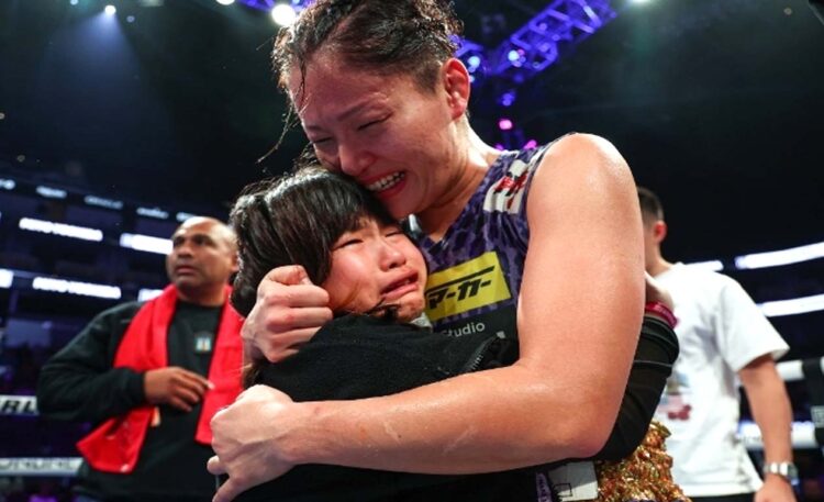 Miyo Yoshida dan putrinya menangis, setelah merebut sabuk juara dunia IBF dari tangan si pirang Australia, Ebanie Bridges di San Francisco, 9 Desember 2023. (Foto: Ed Mulholland)