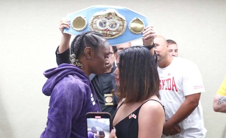 Penantang Shurretta Metcalf (kiri) dan juara dunia IBF Miyo Yoshida menjalani penimbangan untuk pertarungan 10 ronde kali 2 menit. (Boxing Scene)