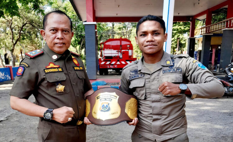 Petinju profesional Zainul Hasan bersama Kasat Pol PP Probolinggo, Sugeng Wiyanto, S.Sos, MM. (Foto: Istimewa)