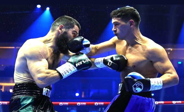 Dmitry Bivol (kanan) mendaratkan pukulan kanannya ke Artur Beterbiev. (Mikey Wiliams/Top Rank/Boxing Scene)