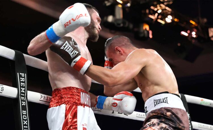 Pertarungan jarak dekat antara Murtazaliev (kiri) dengan Tszyu, berujung ke rumah sakit. (Foto: Tom Pombart / No Limit Boxing)