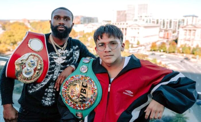 Jaron Ennis bersama juara dunia WBC kelas terbang super Jesse “Bam” Rodriguez. (Boxing Scene)