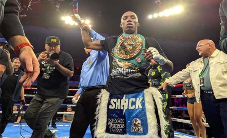 O’Shaquie Foster kembali meraih sabuk WBC kelas bulu super. (Foto: Bob Newman / Fightnews)