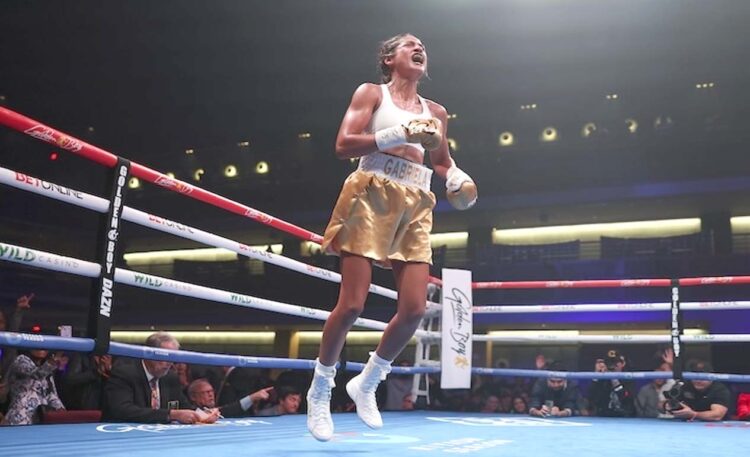 Luar biasa kidal Gabriela Funodora, 22 tahun, menjadi juara dunia termuda empat sabuk tak terbantahkan. (Foto: Boxing Scene)