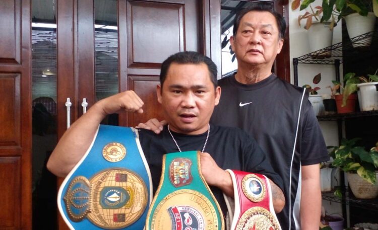 Promotor Johnny Khoe bersama mantan juara Marty Polii, salah satu legenda dari sasana JK Boxing. (Ronde Aktual)