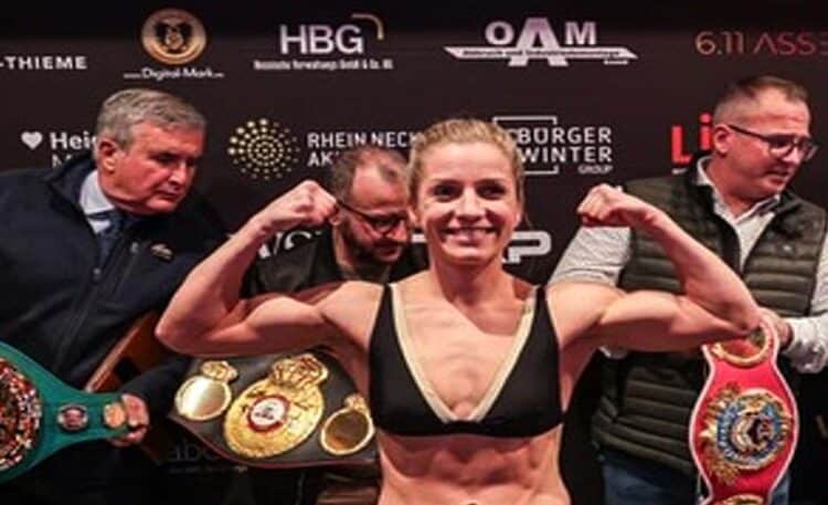 Wanita Jerman, Tina Rupprecht sekarang menyandang tiga sabuk juara dunia atomweight (46.266 kg/102 lb) WBC/WBA/WBO. (Foto: Dok/FB)