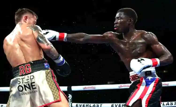 Richardson Hitchins melepaskan pukulan kanan kemudian mengalahkan Liam Poro untuk menjadi juara dunia IBF kelas welter yunior. (Foto: Melina Pizano/Matchroom Boxing)