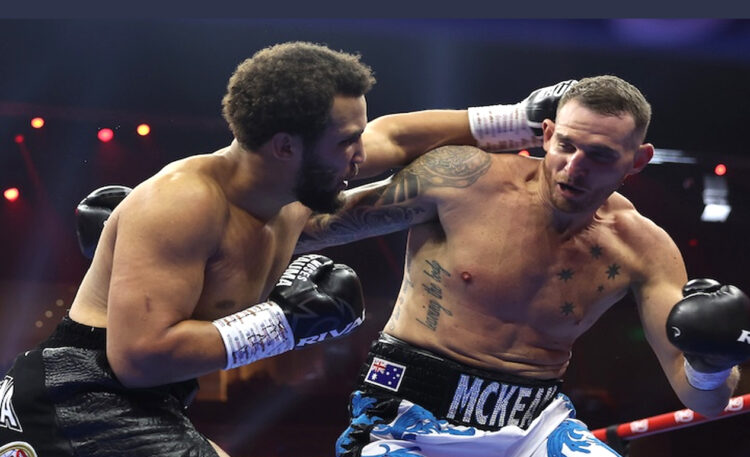 Kelas berat Moses Itauma secara mengesankan menghancurkan Demsey McKean hanya dalam 117 detik di Kingdom Arena, Sabtu malam, 21 Desember 2024. (Foto: Mark Robinson/Matchroom Boxing)