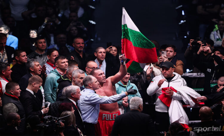 Kubrat Pulev mengibarkan bendera Bulgaria setelah membuat sejarah menjadi orang pertama merebut gelar juara dunia kelas berat WBA Reguler dari tangan juara Mahmoud Charr di Sofia, Sabtu malam, 7 Desember 2024. (Foto: Borislav Tsvetanov/Facebook)