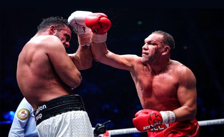 Dengan alis terluka dan di usia 43 tahun, Kubrat Pulev terus melawan dan mengalahkan juara kelas berat WBA reguler Mahmoud Charr. Pulev membuat sejarah menjadi petinju Bulgaria pertama merebut gelar juara dunia kelas berat. (Foto: Borislav Tsvetanov/Facebook)