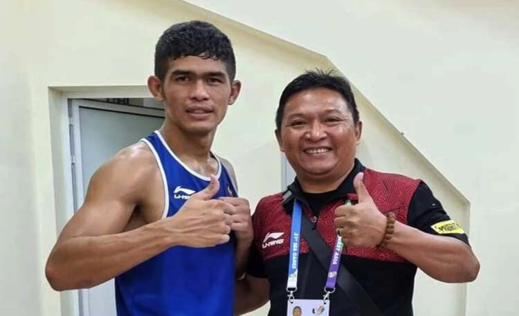 Sarohatua Lumbantobing dan manajer tinju Indonesia, Hengky Silatang saat mengikuti SEA Games. Sarohatua akan menjalani debut pro kelas menengah 4 ronde melawan Firman Muharam, 15 Desember 2024. (Foto: Dok/Ronde Aktual)