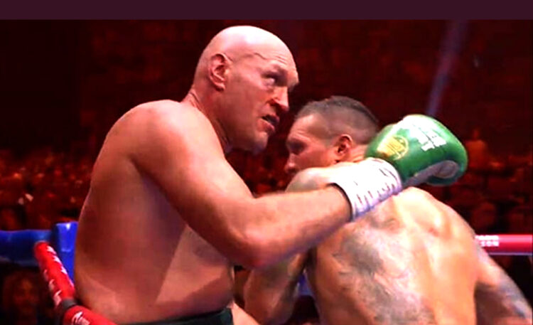 Fury yang sudah mulai kelelahan menahan serangan Usyk di pertandingan pertama, 18 Mei 2024, dimenangkan Usyk melalui Split decision dua belas ronde. (Foto tangkapan layar video DAZN)