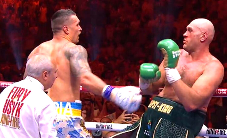 Southpaw Oleksandr Usyk memukuli Tyson Fury yang sudah terluka, menjadikan ronde sembilan ronde paling dramatis di Kingdom Arena, Riyadh, Arab Saudi, Sabtu malam, 18 Mei 2024. (Sumber foto: Boxing Scene)