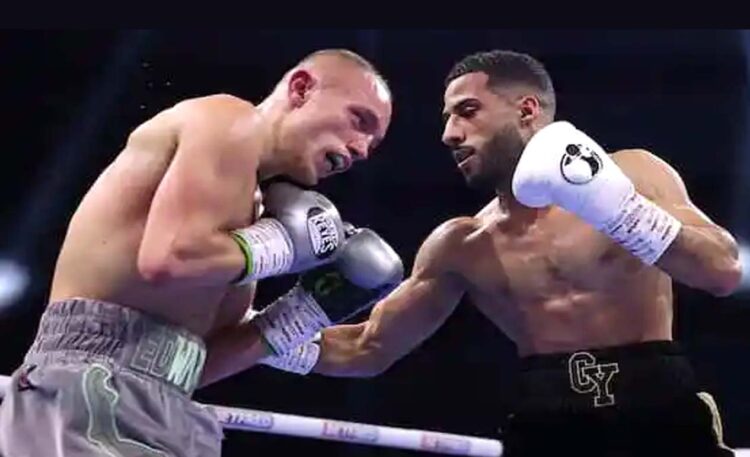 Galal Yafai mendaratkan pukulan samping ke bagian rusuk Sunny Edwards dan merebut gelar WBC interim. (Foto: Mark Robinson, Matchroom Boxing, Fightnews)