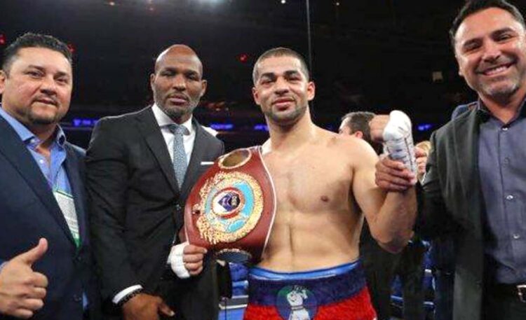 Sadam Ali didampingi dua petinju legendaris Bernard Hopkins dan Oscar De La Hoya. (Foto: Golden Boy Promotions)