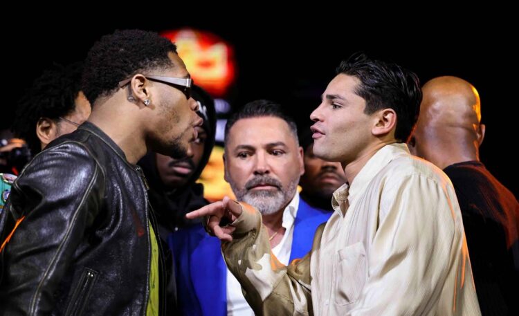 Oscar De La Hoya berada di tengah saat pertengkaran Devin Haney dengan Ryan Garcia. (Golden Boy Promotions)