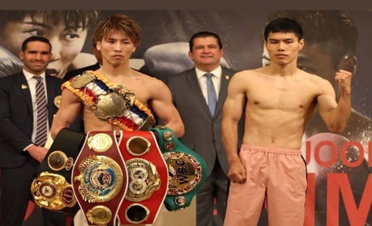 Empat sabuk juara dunia Naoya Inoue (sebelah kiri adalah sabuk dunia WBA, WBO, IBF, dan WBC). Di dada Inoue sabuk The Ring dan sebelah kanan sang penantang Ye Joon Kim. (Foto Boxing Scene)