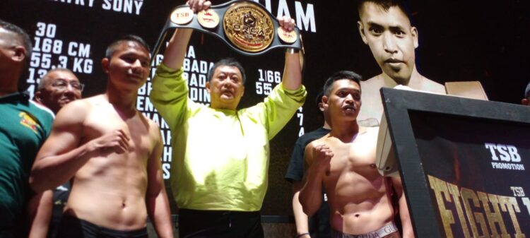 Promotor Johnny Khoe memperlihat sabuk yang akan diperebutkan Senin malam.