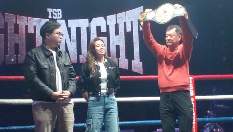 Trio pendobrak tinju pro Orca Club Bandung; Jedy Bryant, Francisca Khoe, dan promotor Johnny Khoe.